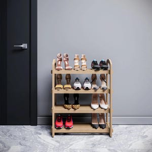 Puede incluir: Un zapatero de madera con cuatro estantes, que muestra varios pares de zapatos. Los zapatos incluyen tacones altos, zapatillas deportivas y zapatos planos en diferentes colores y estilos. El zapatero es de color marrón claro.