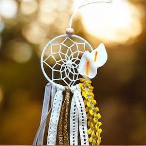 Piccolo acchiappasogni giallo con frange e fiori di giglio / regali di nozze boho / regali boho unisex per baby shower / acchiappasogni all'ingrosso
