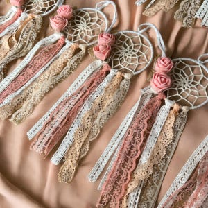 Bomboniere per matrimonio acchiappasogni color pesca, ricordi per baby shower boho, acchiappasogni in pizzo rustico, decorazioni floreali per la cameretta dei bambini, regalo per feste boho