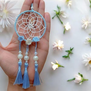 Acchiappasogni blu con frange e piccole rose, bomboniere per matrimonio e battesimo