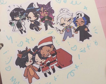 Puede incluir: Una colección de pegatinas de dibujos animados coloridos con varios personajes, incluyendo una bruja, un vampiro, un fantasma, un Papá Noel y un reno. Las pegatinas están sobre un fondo amarillo claro con garabatos azules y rosas.
