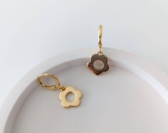 Boucles d'oreilles pendantes fleurs, Marguerites - petites créoles - simples - doré à l'or fin - minimaliste - mono boucle d'oreille