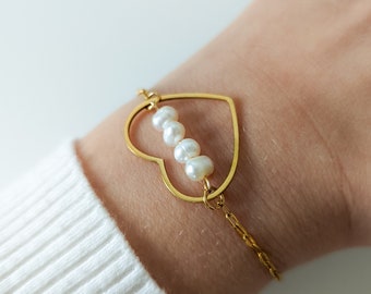 Bracelet cœur - chaîne trombone - perles d'eau douce - dorée à l'or fin - simple, minimaliste, accumulation - idée cadeau femme