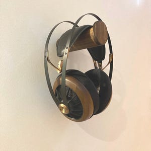 Soporte para auriculares fabricado en madera de nogal