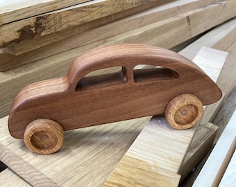 Wooden car made of walnut and oak – Handmade wooden toy – Sustainable wooden toy – Gift for children – Handmade