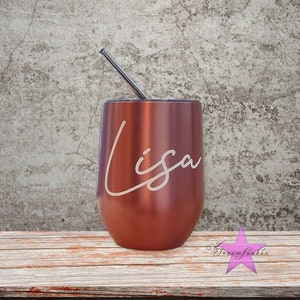 Könnte beinhalten: Ein kupferfarbener Edelstahlbecher mit Strohhalm und dem eingravierten Namen "Lisa" auf der Seite.