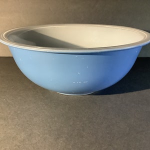 Vintage Pyrex  Blue/ White Mixing/nesting Bowl.