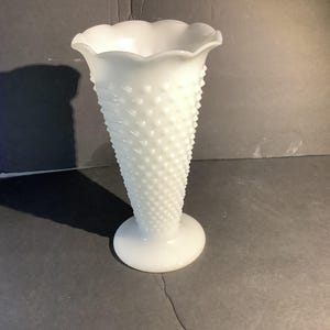 Jarrón de vidrio lechoso con forma de tachuela vintage