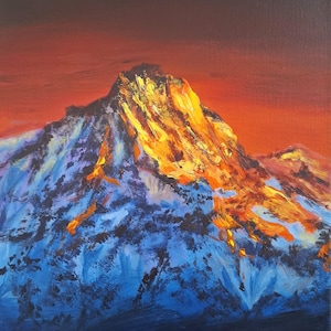 Könnte beinhalten: Ein Ölgemälde auf Leinwand, das einen Berggipfel bei Sonnenuntergang zeigt. Der Gipfel wird von hellem Gelb und Orange beleuchtet, während die unteren Hänge in tiefblaue und violette Schatten getaucht sind. Der Himmel ist dunkelrot. Signiert mit NK.