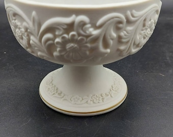 Cuenco con pedestal y relieve floral