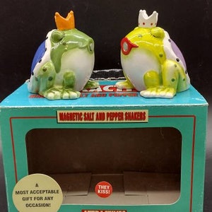 Vintage, Kissing Frogs, Prince and Princess, King and Queen, Magnetic, Salt and Pepper