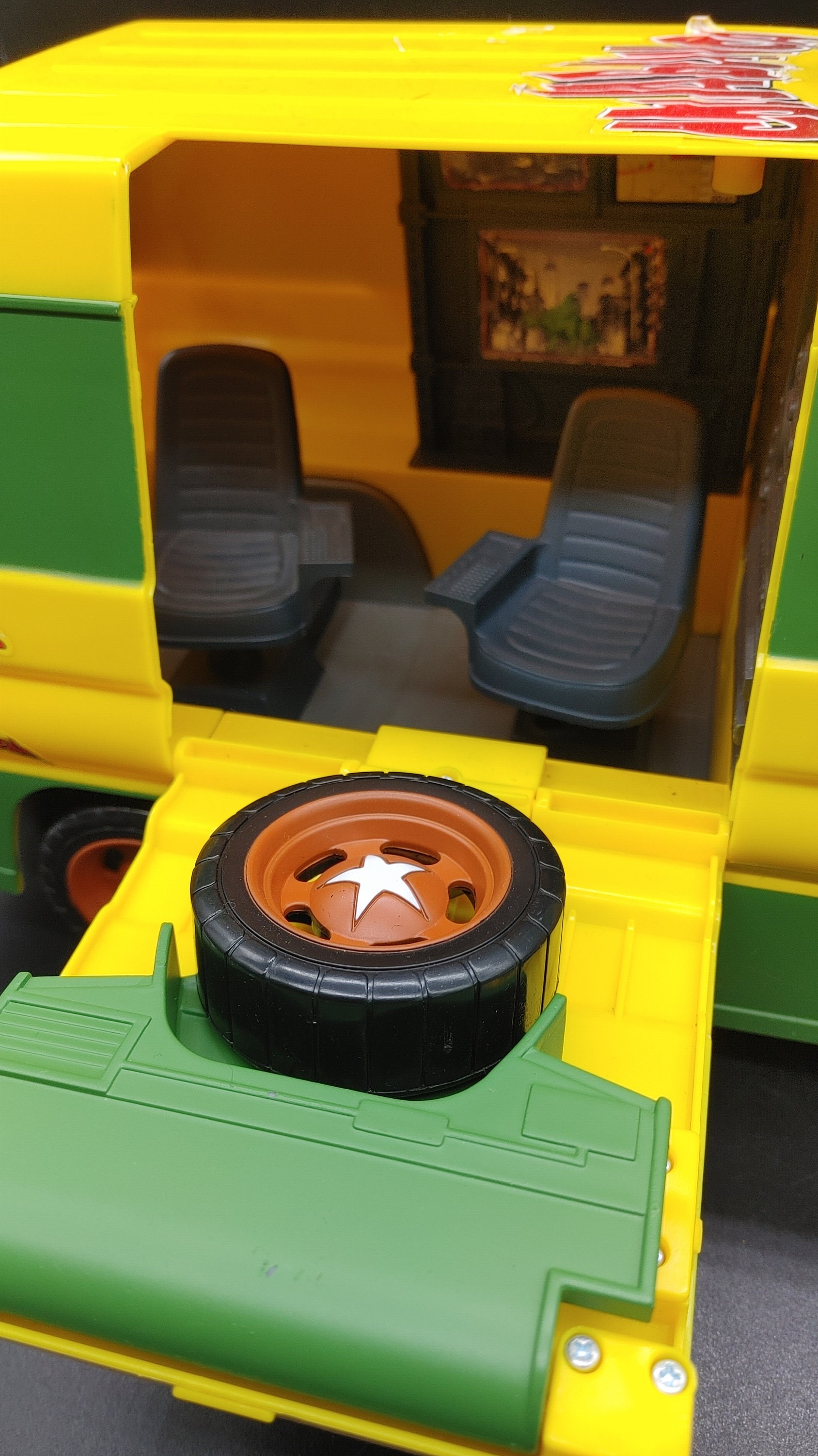 TMNT、カウアバンガ、カール、ピザパーティー、バン、プレイメイト