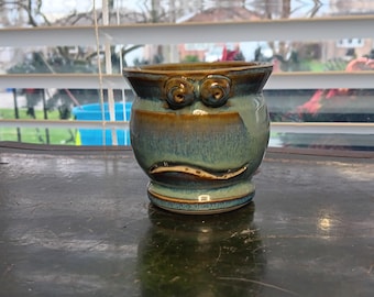 Separador de huevos de cerámica de estudio, vintage, firmado, azul, verde, marrón, esmaltado, con cara curiosa.