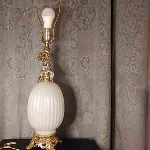 Lampada da tavolo in vetro lattimo di metà secolo, con base in ottone e cherubino in ottone, anni &#39;70, retrò, Hollywood Regency