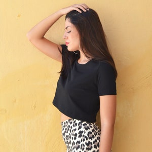 Schwarzes Crop Top Schwarze elastische Bluse Elastisches Crop Top Kurzarm Bluse Plus Size Top Abend Top Top für besondere Anlässe Elegantes Crop Top
