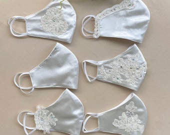 Puede incluir: Seis mascarillas de satén blanco con delicados encajes y adornos de strass. Las mascarillas tienen lazos para las orejas ajustables.