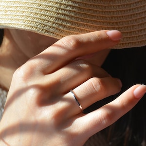 Goldring 14K Gold, Bandring 1 mm, schlichter Weißgoldring, 1 mm Band für Frauen, dünner Weißgoldring, Ehering