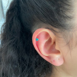 Pendiente de plata de ley 925 con forma de corazón esmaltado para perforar el lóbulo de la oreja y el cartílago, pendiente sencillo y minimalista de esmalte turquesa hecho a mano en Turquía