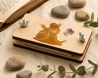 Mini Snail Flower Press | Lasergravierte Holzbotanische Presse ( 10,5 x 5 cm )