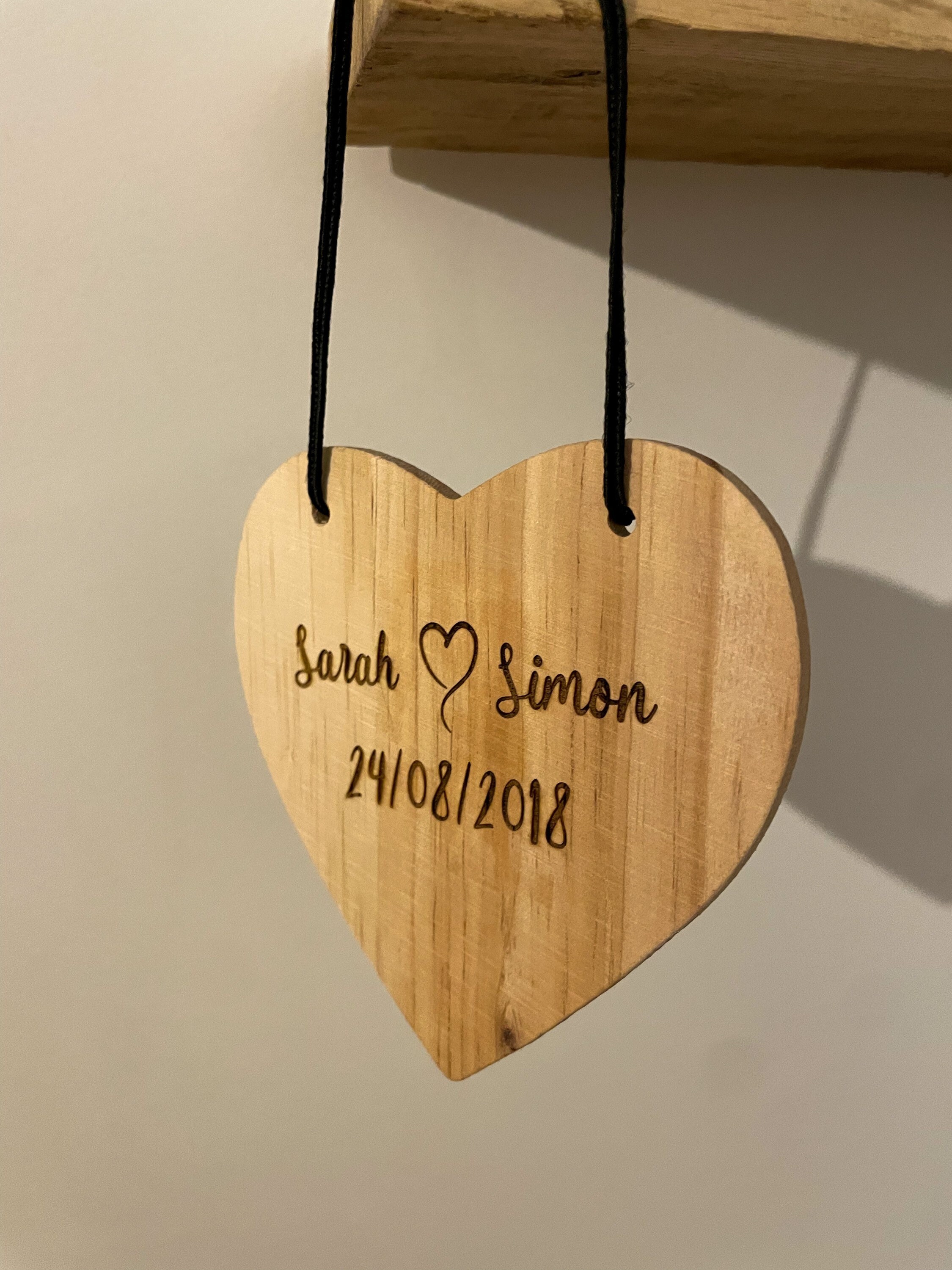 Coeur en Bois Suspendu Saint Valentin - Cadeau Personnalisé Couple Amour