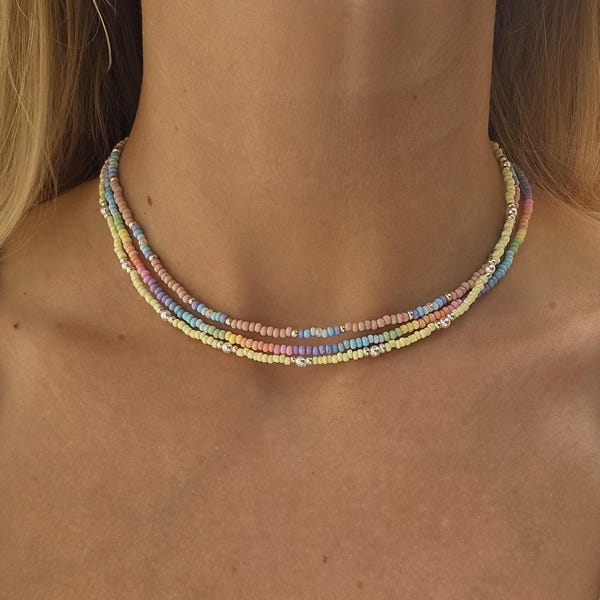 Combina y crea: Gargantilla estilo boho surfista playera con cuentas, hecha de cuentas pequeñas y metal color plata.