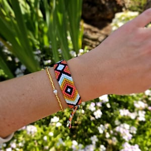 Sets: Boho Surfer Strand geknüpftes Armband und goldfarbenes Perlenarmband