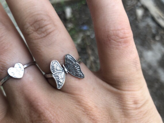 Anello con spilla di sicurezza in argento sterling ossidato, fascia alla