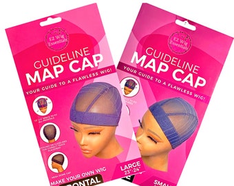 Puede incluir: Dos tarjetas de embalaje rosa y blancas para una gorra de peluca. Las tarjetas presentan una gorra de peluca azul con una parte superior de malla y un contorno blanco. El texto en las tarjetas dice "Guideline Map Cap" y "¡Tu guía para una peluca impecable!" Las tarjetas también incluyen opciones de tamaño: "Grande 23-24" y "Pequeña 19-20".