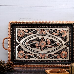 Handgemaakte koperen serveerschaal zwart: rechthoekig gegraveerd met handgrepen (39 cm)