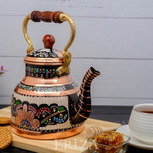 Bouilloire à thé en cuivre sur la cuisinière, théière en cuivre 1,7 litre