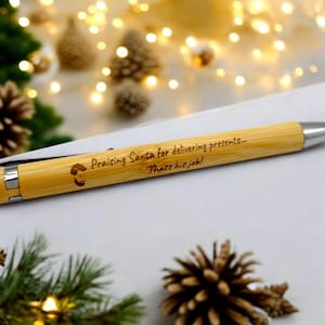 "Geheimer Weihnachtsmann-Fußballkugelschreiber mit Roy Keane-Style-Zitat ""Praising Santa dafür, dass er Geschenke geliefert hat... Das ist Sein Job!"" Fußball Fan Geschenk