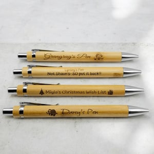 Bolígrafo de madera grabado personalizado, ideal para regalar o como artículo esencial para el trabajo.