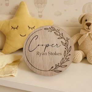 Spersonalizowany krążek z imieniem i szczegółami urodzenia dziecka – drewniany rekwizyt do zdjęć Hello World – pamiątkowy prezent dla noworodka – grawerowany laserowo kwiatowy wzór