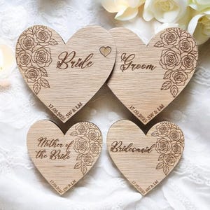 Letreros de madera personalizados con forma de corazón para boda: rosa grabada, recuerdo entrelazado para novios, fecha e iniciales personalizadas.