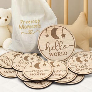 Ensemble de disques en bois Lune et les étoiles pour bébé – Cartes d'étapes mensuelles, accessoires photo Souvenir de Hello World – Cadeau de baby shower dans un sac en coton
