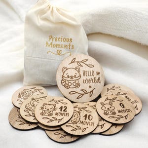 Discos de madera para hitos de bebé: 13 accesorios fotográficos mensuales grabados con placa de "Hola Mundo" y bolsa de algodón. Set de regalo de recuerdo para recién nacidos.