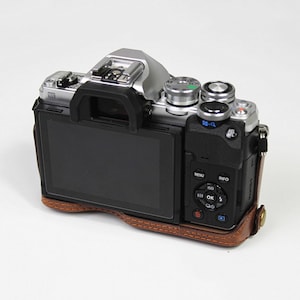 Étui personnalisé pour appareil photo compatible avec Olympus E-M10 Mark III IV, demi-étui avec accès aux piles, étui de protection pour appareil photo Olympus image 4