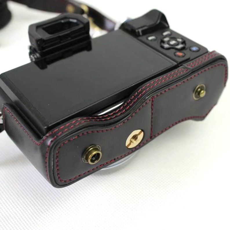Personalisierte Olympus OM-D e-m10 III Kameratasche, Halbtasche mit Batteriezugang, Olympus Kamera-Schutzhülle, Batteriefach & Gurt Bild 5