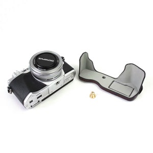 Personalisierte Olympus OM-D e-m10 III Kameratasche, Halbtasche mit Batteriezugang, Olympus Kamera-Schutzhülle, Batteriefach & Gurt Bild 2