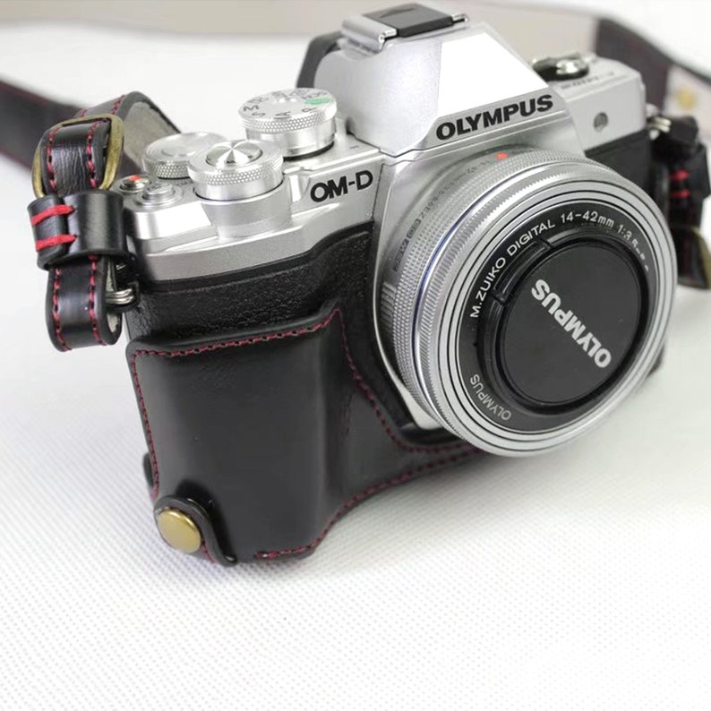 Personalisierte Olympus OM-D e-m10 III Kameratasche, Halbtasche mit Batteriezugang, Olympus Kamera-Schutzhülle, Batteriefach & Gurt Bild 4