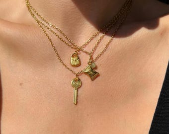 Guldfärgat halsband med flera berlocker, nyckelhänge, godis och handväska i förgyllt rostfritt stål, berlockkedja