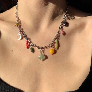 Halskette mit mehreren Naturstein-Charms, Panzerketten-Choker mit Charms, silberne Edelstahlkette mit Anhängern