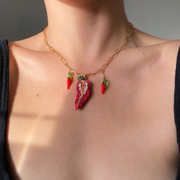 Collier pendentif piment rouge brodé à la main, chaîne trombone dorée avec breloques en verre