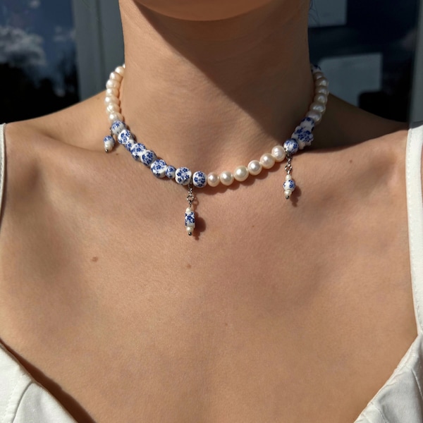 Collier choker de perles d’eau douce et perles en céramique en bleu de Delft, ras de cou style chinoiserie chic avec pendentif perle