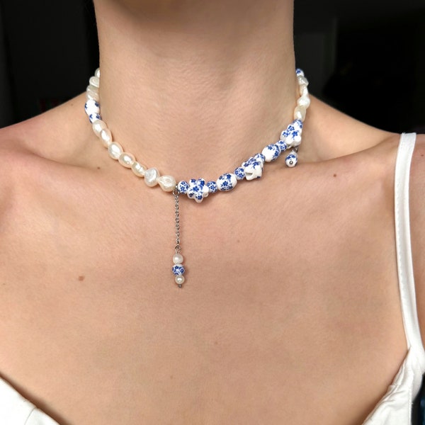 Collier choker de perles d’eau douce et perles en céramique en bleu de Delft, ras de cou style chinoiserie chic avec pendentif perle