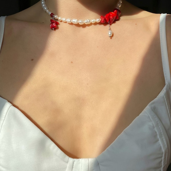 Collier corail rouge, coquillage et perles d’eau douce, ras de cou superposé perles de culture, pendentif perlé