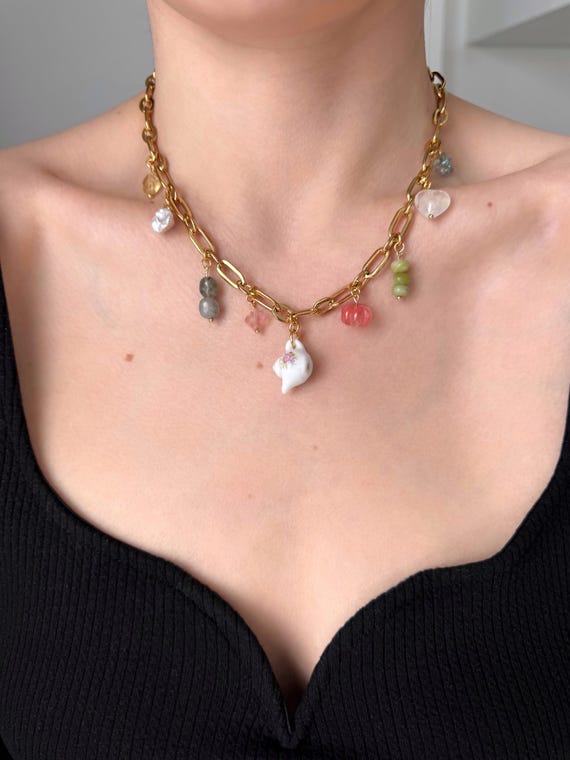 Collier Plaqué Or Avec Breloques Cœurs Et Pierres Vertes - Occasion, Moins De 30cm