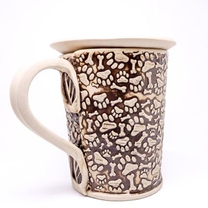 Duży kubek do kawy, 500 ml lub 17 uncji. ręcznie robiony, ceramiczny kubek, czarny, łapy
