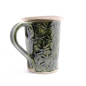 Duży kubek herbaty, 500 ml lub 17 uncji. ręcznie robiona ceramika, ceramiczny kubek, zielony, marihuana, konopie indyjskie