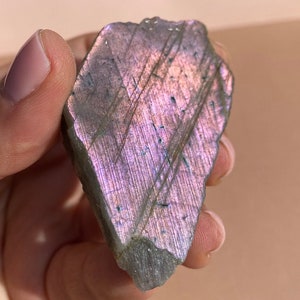 LABRADORITE ROSE VIOLET, morceau semi-poli, pierre de labradorite rose flash, labradorite de haute qualité